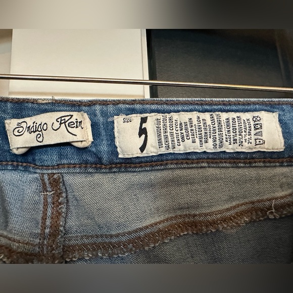 Juniors Ripped Denim Capris Size 5 - Picture 3 of 3